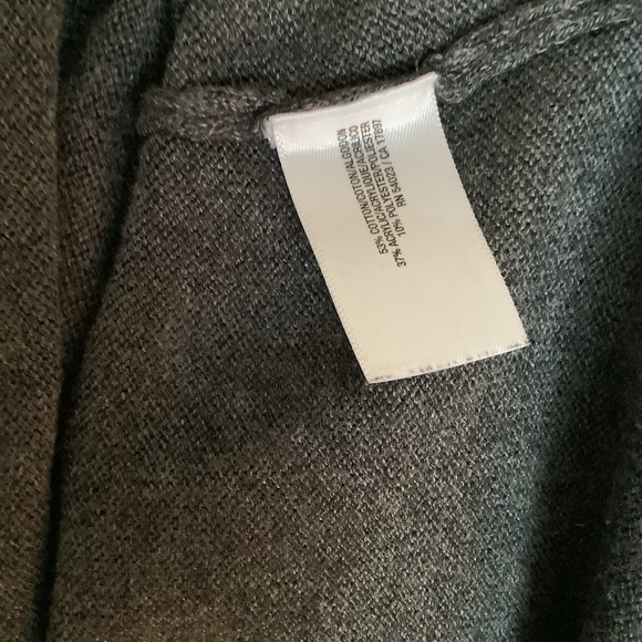 Old Navy M Grey V Neck. - Picture 5 of 5